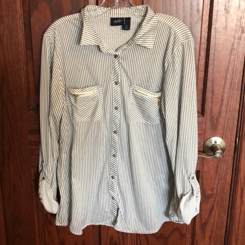 Striped grey+white button up light shirt